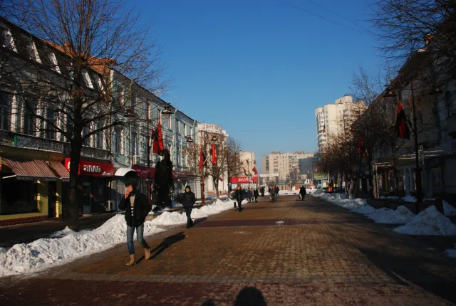 У центрі Хмельницького замайоріли червоно-чорні прапори — фото 2