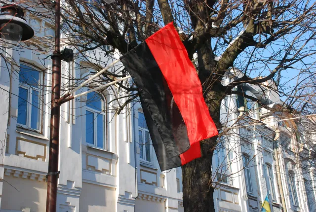 У центрі Хмельницького замайоріли червоно-чорні прапори — фото 4