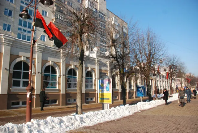 У центрі Хмельницького замайоріли червоно-чорні прапори — фото 7