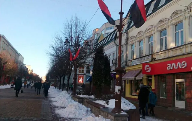 У центрі Хмельницького замайоріли червоно-чорні прапори — фото 9