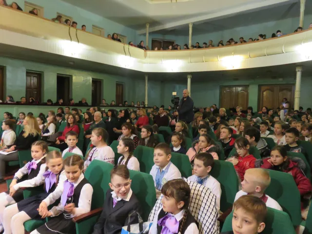 Хмельницькі школярі показали відмінні знання з місцевого самоврядування на брейн-рингу «Моя позиція» — фото 1
