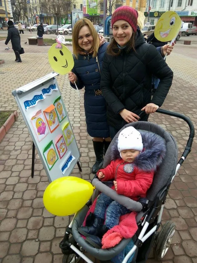 До Дня сміху у центрі міста за допомогою «смайликів» визначали настрій хмельничан — фото 1