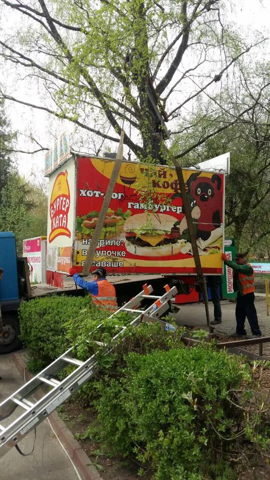 У парку ім. Чекмана демонтували МАФи, які встановлені без документів — фото 6