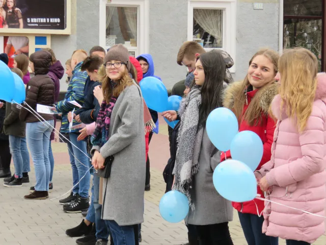 Хмельницькі школярі провели флешмоб на підтримку людей з аутизмом — фото 1