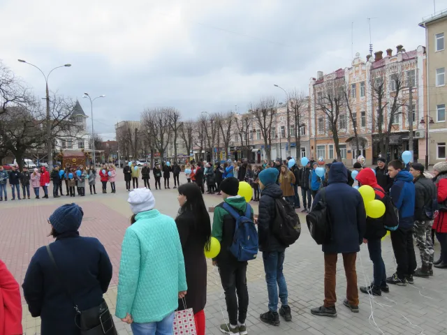 Хмельницькі школярі провели флешмоб на підтримку людей з аутизмом — фото 3