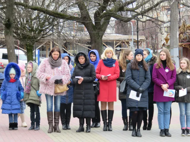 Хмельницькі школярі провели флешмоб на підтримку людей з аутизмом — фото 5