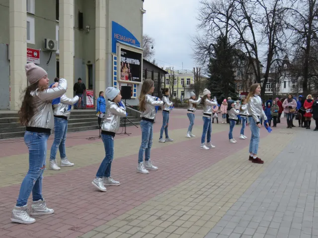 Хмельницькі школярі провели флешмоб на підтримку людей з аутизмом — фото 6
