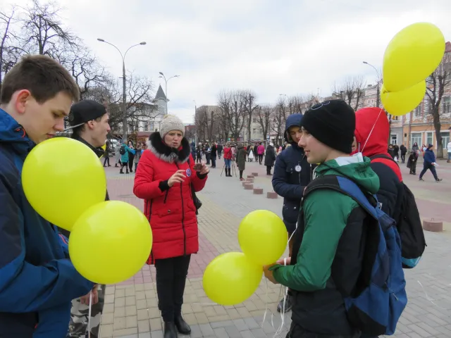 Хмельницькі школярі провели флешмоб на підтримку людей з аутизмом — фото 8