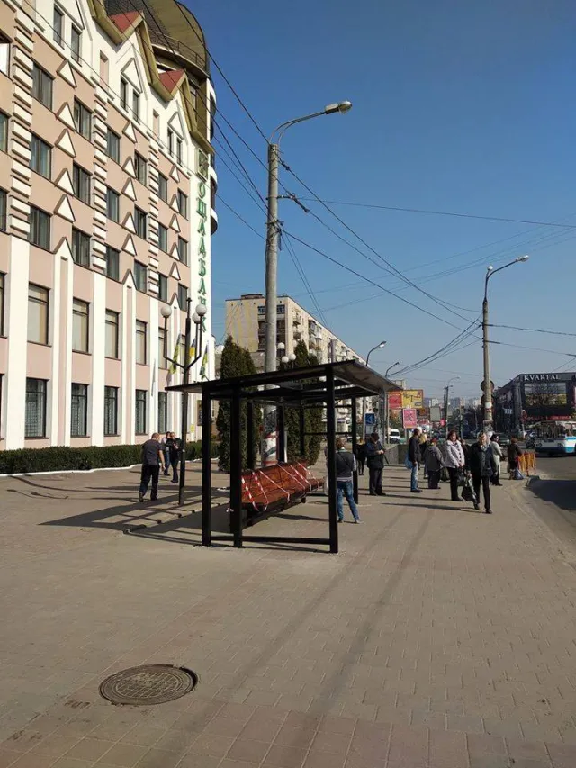В центрі Хмельницького облаштували нову зупинку — фото 1