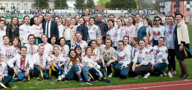 «В майбутнє – здоровими»: тисячу хмельницьких школярів та студентів у вишиванках об’єднала спортивна руханка — фото 1