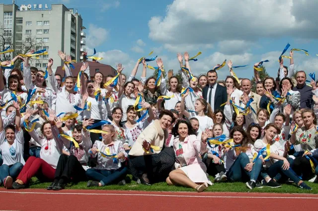 «В майбутнє – здоровими»: тисячу хмельницьких школярів та студентів у вишиванках об’єднала спортивна руханка — фото 2