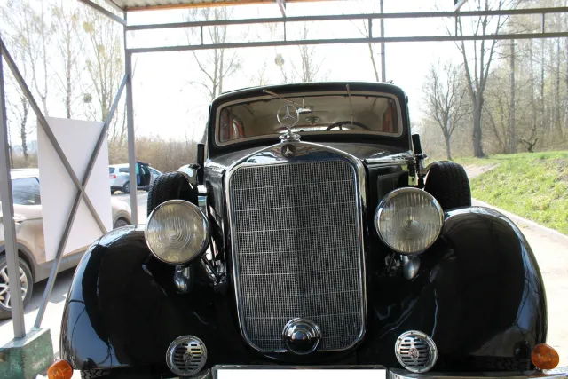 У Хмельницькому з'явився унікальний автомобіль, на якому їздив Папа Римський — фото 1