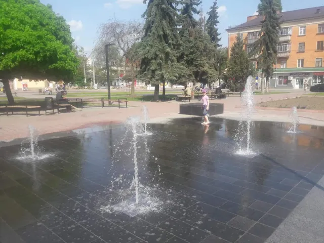 У Хмельницькому запустили фонтани — фото 1