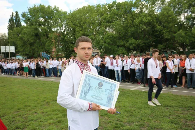 Хмельницькі школярі та студенти у вишиванках утворили величезний тризуб, який потрапив до Книги рекордів України — фото 1