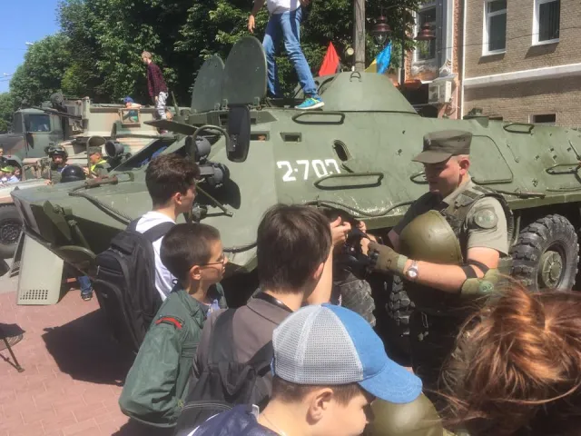 На вулиці Проскурівській демонструють військову техніку: хмельничани можуть приміряти бронежилети і каски — фото 11