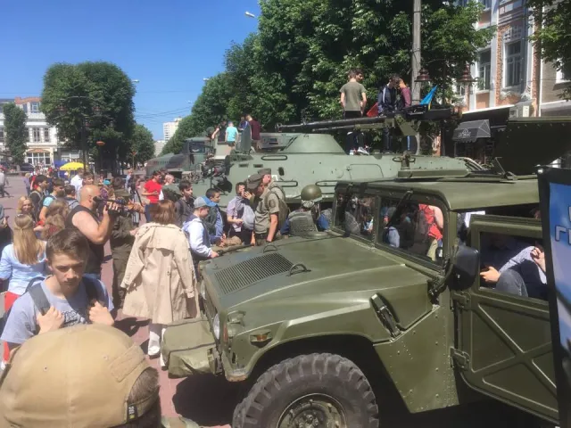 На вулиці Проскурівській демонструють військову техніку: хмельничани можуть приміряти бронежилети і каски — фото 9