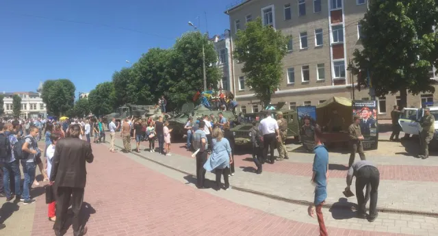 На вулиці Проскурівській демонструють військову техніку: хмельничани можуть приміряти бронежилети і каски — фото 10