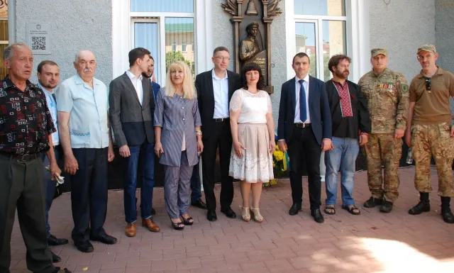 На фасаді кінотеатру ім. Шевченка відкрили пам'ятну дошку Роману Шухевичу — фото 2