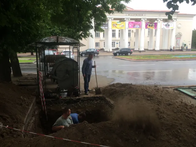 У Хмельницькому презентували два підземні сміттєві контейнери — фото 2