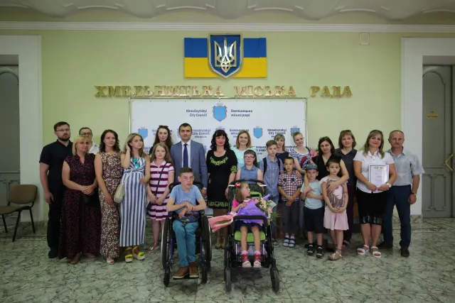 До Міжнародного дня захисту дітей у Хмельницькому презентували особливу виставку — фото 2