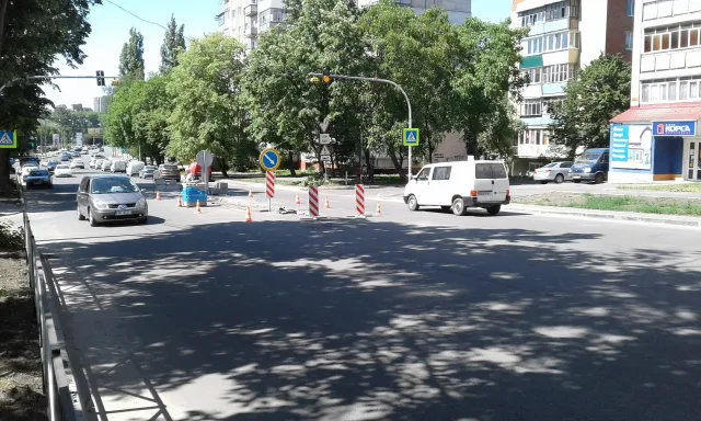 На вулиці Свободи облаштовують острівці безпеки — фото 3
