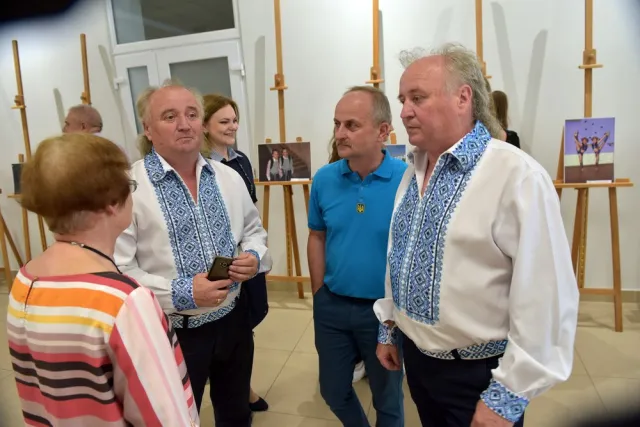 У Хмельницькому відкрили виставку «Схожі за обличчям і різні за характером» — фото 3