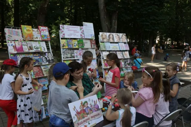 Хмельничан запрошують на літературне читання до скверу ім. Шевченка — фото 1