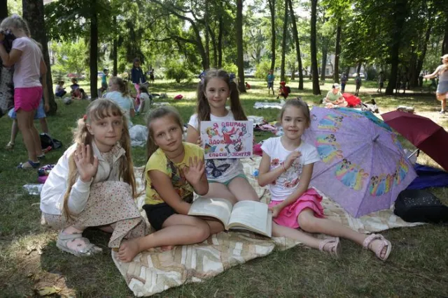 Хмельничан запрошують на літературне читання до скверу ім. Шевченка — фото 2