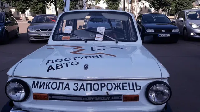 «Микола Запорожець» та поліція: у Хмельницькому влаштували акцію на підтримку доступного розмитнення автомобілів — фото 1