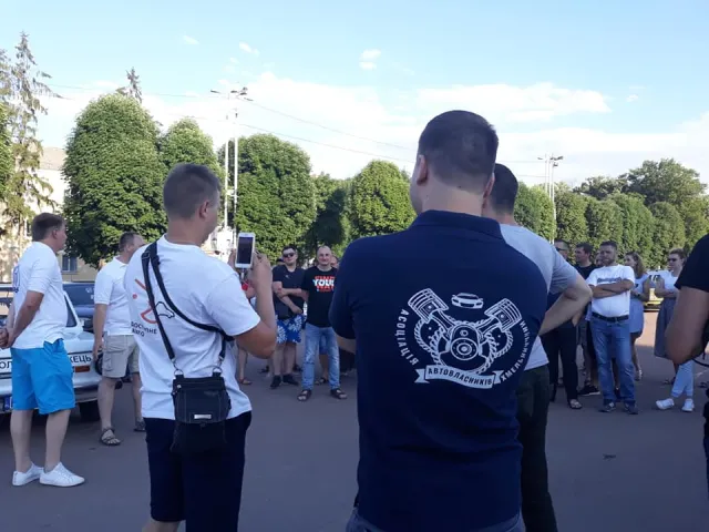 «Микола Запорожець» та поліція: у Хмельницькому влаштували акцію на підтримку доступного розмитнення автомобілів — фото 5