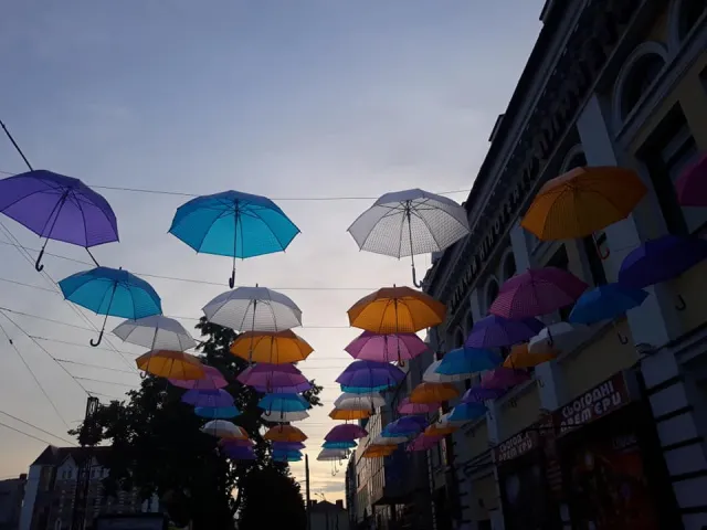 Нова яскрава фотозона: 120 різнокольорових парасольок прикрасили центр Хмельницького — фото 3