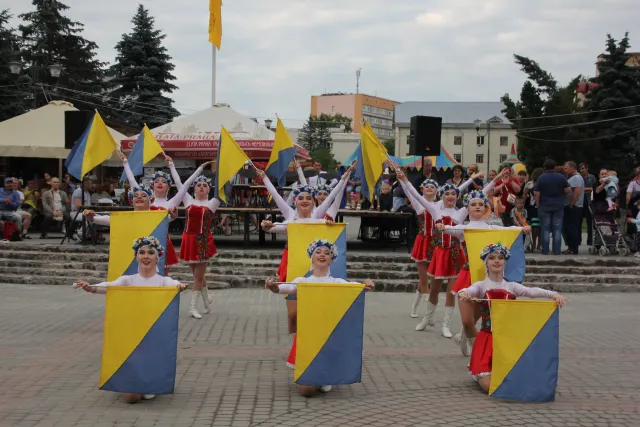 Хмельницький колектив мажореток «Альфа» успішно виступив на конкурсі «Яскрава симфонія Прикарпаття - 2018» — фото 1
