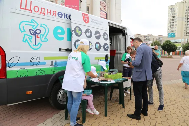 Хмельничани принесли до екобусу понад 700 кілограмів батарейок — фото 2