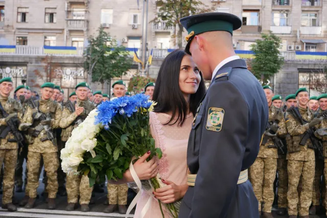 Патріотичне освідчення: курсант-прикордонник з Хмельницького зробив пропозицію коханій під час святкового параду на Хрещатику — фото 2