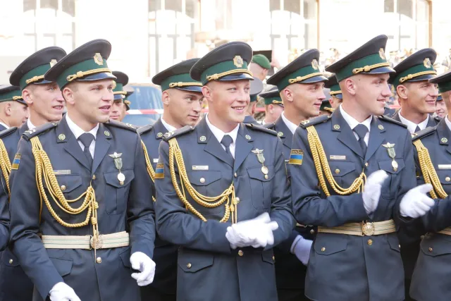 Патріотичне освідчення: курсант-прикордонник з Хмельницького зробив пропозицію коханій під час святкового параду на Хрещатику — фото 3