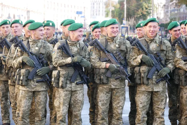 Патріотичне освідчення: курсант-прикордонник з Хмельницького зробив пропозицію коханій під час святкового параду на Хрещатику — фото 4