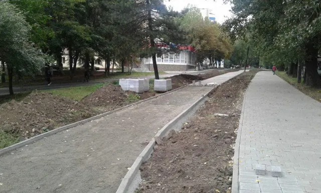 На Староконстантиновском шоссе завершают обустройство пешеходной и велосипедной дорожек — фото 1