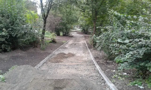 На Староконстантиновском шоссе завершают обустройство пешеходной и велосипедной дорожек — фото 2