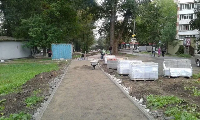 На Староконстантиновском шоссе завершают обустройство пешеходной и велосипедной дорожек — фото 3