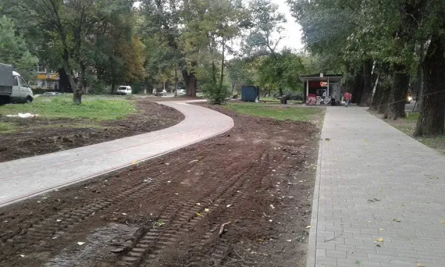 На Староконстантиновском шоссе завершают обустройство пешеходной и велосипедной дорожек — фото 4