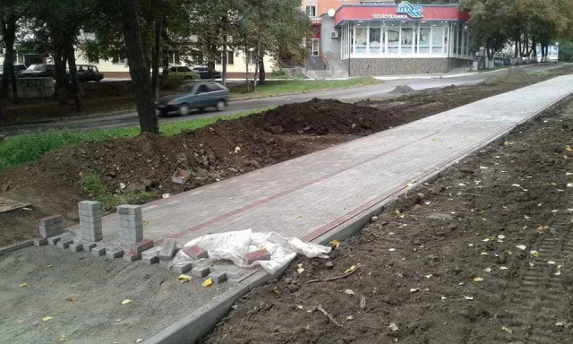 На Староконстантиновском шоссе завершают обустройство пешеходной и велосипедной дорожек — фото 5