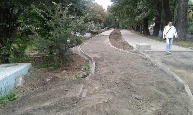 На Староконстантиновском шоссе завершают обустройство пешеходной и велосипедной дорожек — фото 6