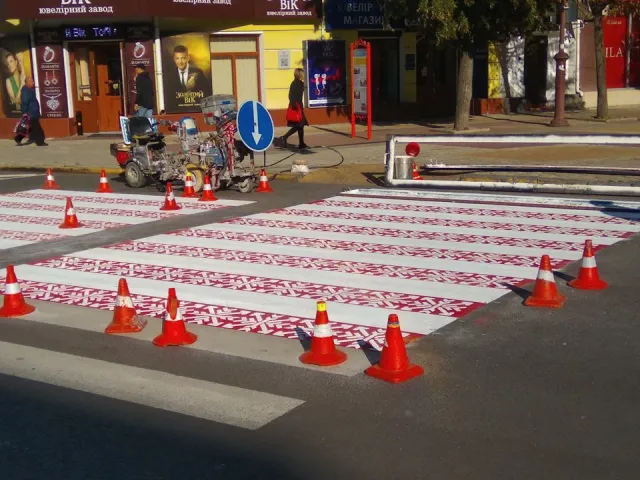 У Хмельницькому з'явився пішохідний перехід з орнаментом бренду міста — фото 1