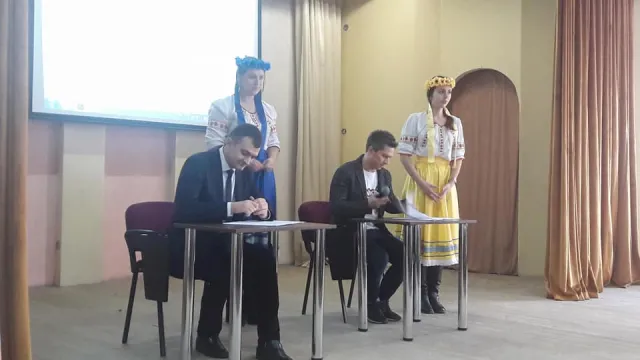 Олександр Педан вручив міському голові відзнаку за впровадження у хмельницьких школах проекту «JuniorZ» — фото 1
