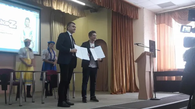 Олександр Педан вручив міському голові відзнаку за впровадження у хмельницьких школах проекту «JuniorZ» — фото 2