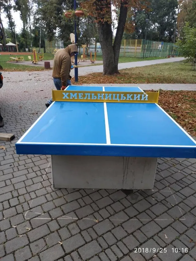 У Хмельницькому розпочали встановлювати вуличні тенісні столи — фото 1