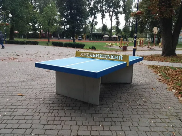 У Хмельницькому розпочали встановлювати вуличні тенісні столи — фото 2