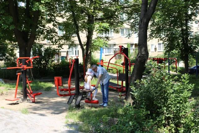 У Хмельницькому розпочали встановлювати вуличні тенісні столи — фото 6