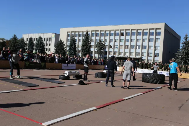Василь Вірастюк, шини, штанги та колоди: як у Хмельницькому змагалися стронгмени — фото 1