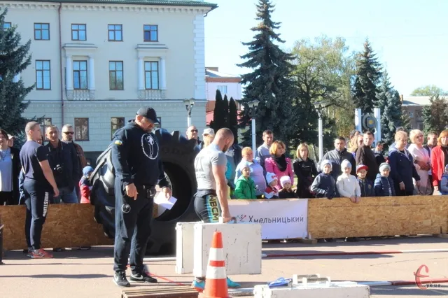 Василь Вірастюк, шини, штанги та колоди: як у Хмельницькому змагалися стронгмени — фото 3